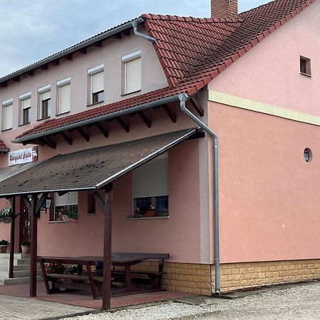 Hangulat Szálló Zalaszentbalazs Esterno foto